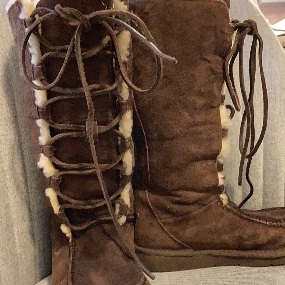 UGG Brown lace up boots, good condition, rarely worn - Picture 4 of 5